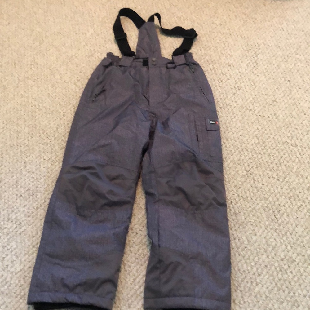 Great bundle of ski pants jacket and hat!